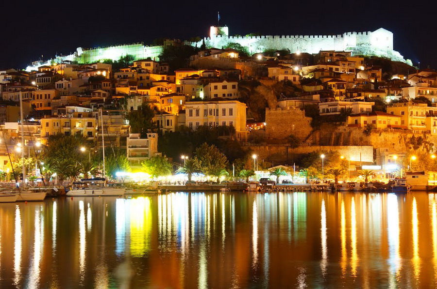  Kavala noću 